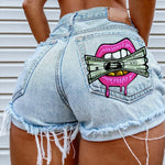 Y2K-inspirierte Denim-Shorts mit ausgefallenem Print und Fransen