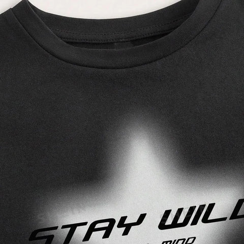 「Stay Wild」プリントのY2Kクロップトップの代替品 - トレンディなゴスルック