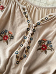 Boho-chic dress with embroidery and lacing at the waist