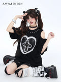 Gothic-Liebe: Schwarzes Oversize-T-Shirt mit Kreuz & Cut-Outs