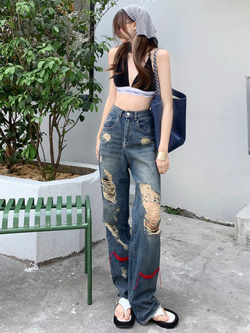 Grunge-Jean im Distressed-Look mit roten Akzenten