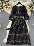 Boho-chic dress with embroidery and lacing at the waist