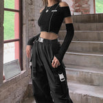 Trendiges Gothic-Crop-Top mit Cold-Shoulder Schnitt