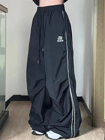 Schwarze Techwear-Cargohosen mit weitem Bei