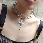 Edgy Gothic-Herz Choker mit Kreuzanhänger