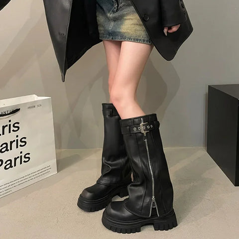 Ladies biker boots with belt buckle for a grung look