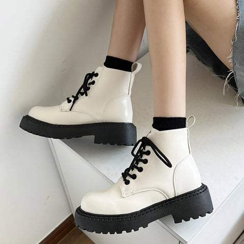 E-Girl Combat-Boots in Schwarz für Deinen Look