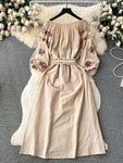 Boho-chic dress with embroidery and lacing at the waist