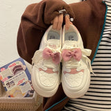 Weißer und rosa Sneaker im Stil eines japanischen Soft-Girls