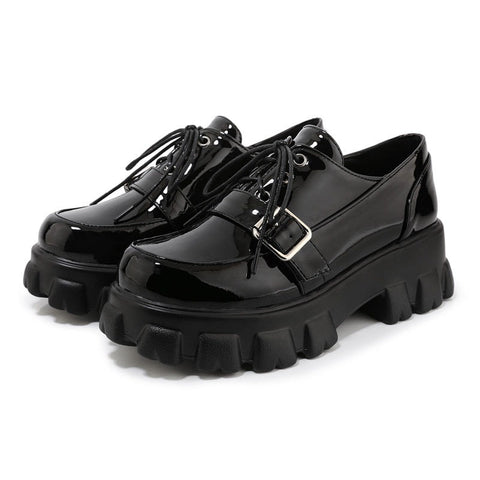 Klobige Gothic-Schuhe mit dickem Plateau und Riemchen