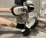 Grunge-Schuh mit Schnürsenkeln und Plateausohle in Schwarz & Weiß,