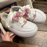 Weißer und rosa Sneaker im Stil eines japanischen Soft-Girls