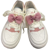 Weißer und rosa Sneaker im Stil eines japanischen Soft-Girls