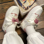 Weißer und rosa Sneaker im Stil eines japanischen Soft-Girls